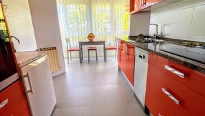 Kaffetrakter/tekoker, kjøleskap, mikrobølgeovn og ovn