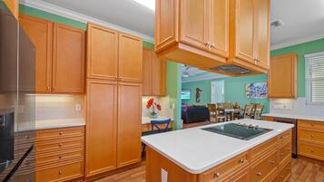 House, Multiple Beds (Drift Inn) | Private kitchen | Oven, toaster
