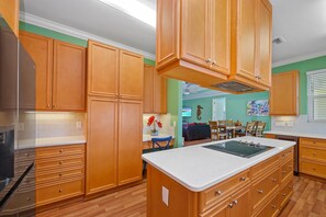 House, Multiple Beds (Drift Inn) | Private kitchen | Oven, toaster