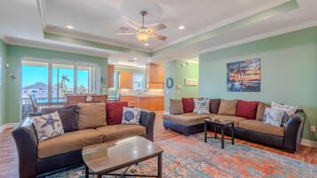 House, Multiple Beds (Drift Inn) | Living area