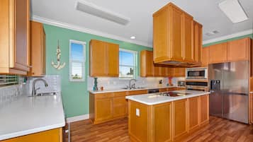 House, Multiple Beds (Drift Inn) | Private kitchen | Oven, toaster