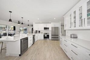 House, Multiple Beds (The Pink Lily) | Private kitchen - The Pink Lily (Fort Myers Beach)