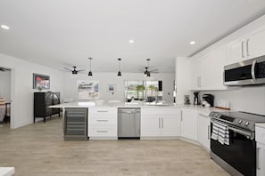 House, Multiple Beds (The Pink Lily) | Private kitchen - The Pink Lily (Fort Myers Beach)