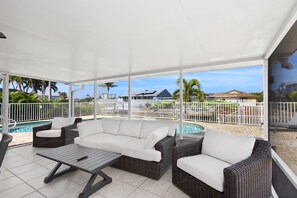 House, Multiple Beds (The Pink Lily) | Living area
