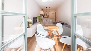 Un apartamento moderno con comedor, cocina y sala de estar.