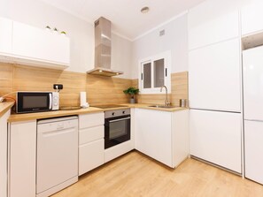 Jääkaappi, mikroaaltouuni, uuni, astianpesukone