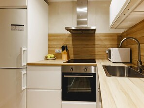 Kühlschrank, Mikrowelle, Ofen, Geschirrspüler
