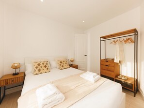 3 slaapkamers, een strijkplank/strijkijzer, internet, beddengoed