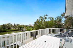 ハウス ベッド (複数台) (The Big Blue) | 屋外ダイニングエリア