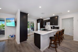 House, Multiple Beds (Changes In Latitudes) | Private kitchen | Oven, toaster