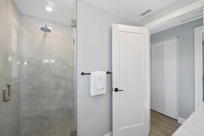 House, Multiple Beds (Cozy Cottage) | Bathroom - Cozy Cottage (Fort Myers Beach)