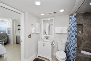 Apartment, 1 King-Bett und Schlafsofa (Estero Beach & Tennis 901-C) | Badezimmer