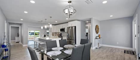 Maison, plusieurs lits (Flight of Albatross) | Restauration