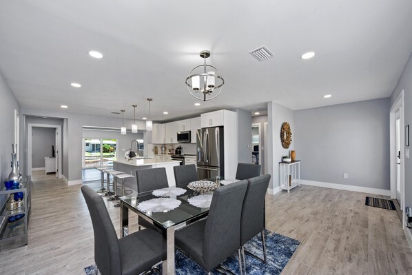 House, Multiple Beds (Flight of Albatross) | Dining