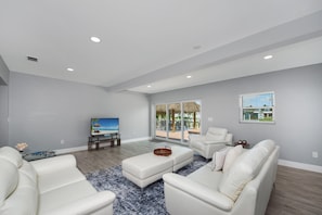 House, Multiple Beds (Flight of Albatross) | Living area
