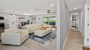 House, Multiple Beds (Palmview Paradise) | Living area