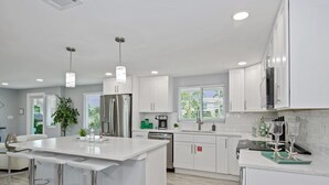House, Multiple Beds (Palmview Paradise) | Private kitchen | Oven, toaster