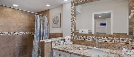 Condo, Multiple Beds (Pelican Watch #502) | Bathroom