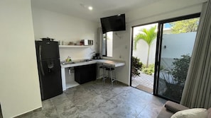 Réfrigérateur, micro-ondes, plaque de cuisson, cafetière/bouilloire