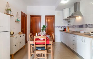 Kjøleskap, kokeplater og kaffetrakter/tekoker