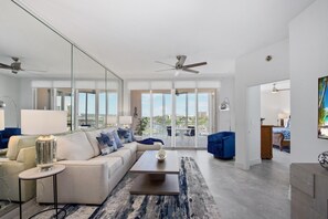 Apartment, Mehrere Betten (Palm Harbor #403) | Wohnbereich