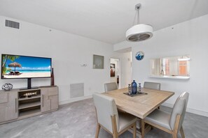 Apartment, Mehrere Betten (Palm Harbor #403) | Speisen