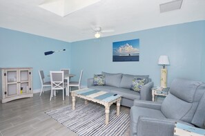 獨棟房屋, 多張床 (Mermaid Tales 2BR #1 and #2) | 起居區