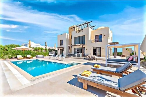 Luxurious 5-bedroom villa in gouna with WiFi, AC in phenomenal Red Sea 