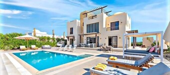 Luxurious 5-bedroom villa in gouna with WiFi, AC in phenomenal Red Sea 