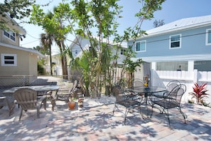 Outdoor dining - Mermaid Tales 2BR #5 and #6 (Fort Myers Beach)