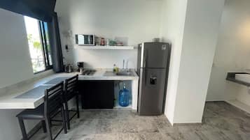 Kühlschrank, Mikrowelle, Herdplatte, Wasserkocher mit Kaffee-/Teezubehör