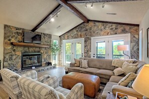 Smart TV - Hilltop Cottage with Hot Tub in Sky Valley, Ga (Dillard)