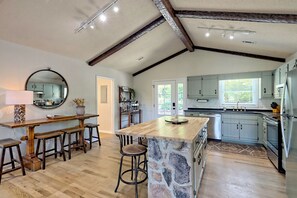 Een magnetron, een oven, een kookplaat, een vaatwasser