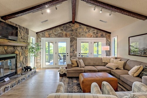 Hilltop Cottage with Hot Tub in Sky Valley, Ga