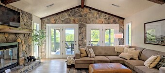 Hilltop Cottage with Hot Tub in Sky Valley, Ga