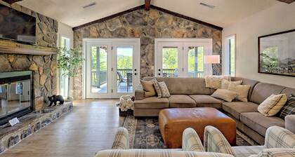 Hilltop Cottage with Hot Tub in Sky Valley, Ga