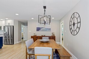 House, Multiple Beds (Beach and Bay) | Dining
