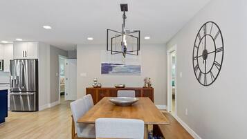 House, Multiple Beds (Beach and Bay) | Dining