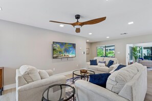 Casa, varias camas (Beach and Bay) | Área de sala de estar