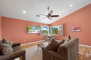Casa, várias camas (Sand Dollar on Miramar) | Área de estar