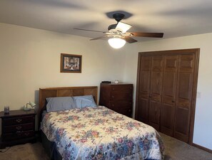 4 bedrooms, iron/ironing board, WiFi, bed sheets