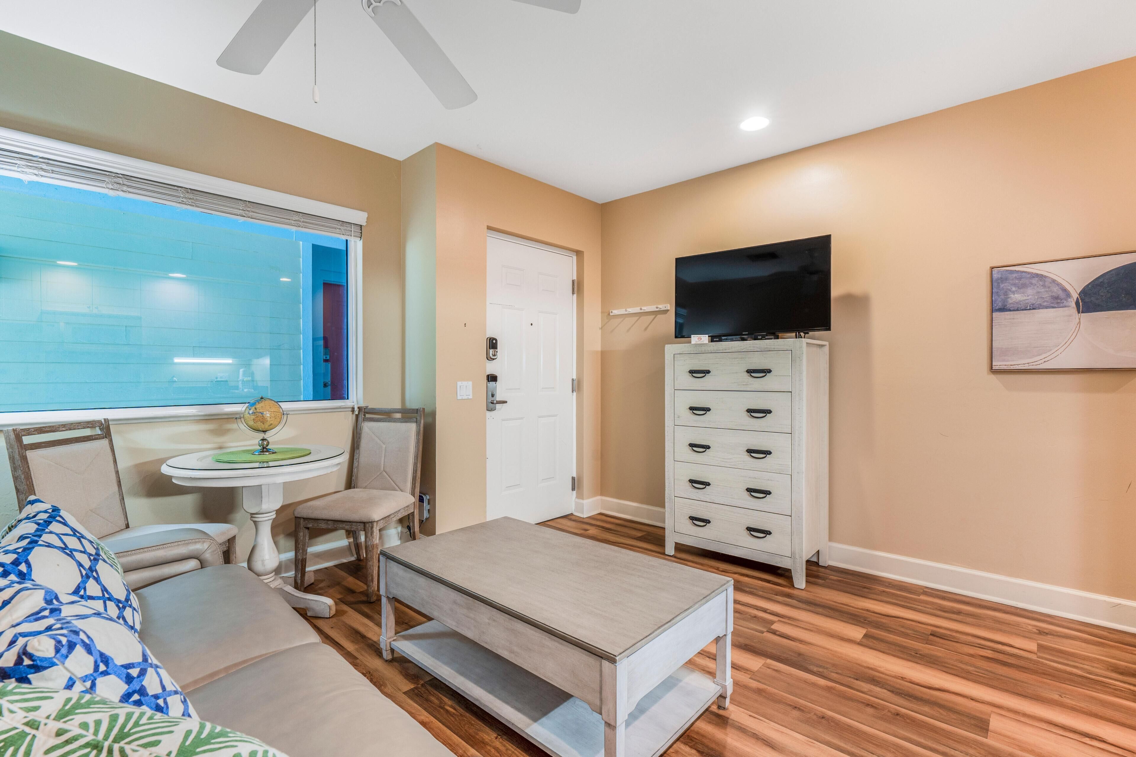 Condo, 1 cama King size y sofá cama (Harbour House 215) | Área de sala de estar