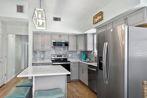 House, 1 King Bed with Sofa bed (Sea Salt Escape) | Private kitchen