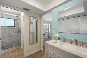 House, 1 King Bed with Sofa bed (Sea Salt Escape) | Bathroom