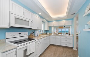 Condo, Plusieurs lits (Sand Caper #406) | Cuisine privée | Un four, grille-pain