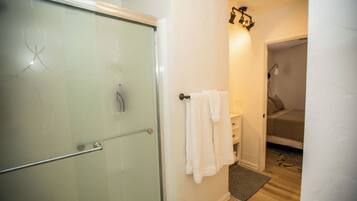 Toalhas de banho, sabonete, papel higiênico