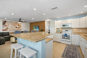 House, Multiple Beds (Endless Tides) | Private kitchen