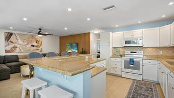 House, Multiple Beds (Endless Tides 1) | Private kitchen | Oven, toaster