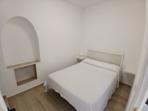 2 makuuhuonetta, silitysrauta/-lauta, vuodevaatteet