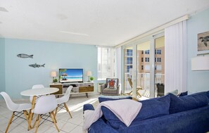 Apartamento, 1 cama de matrimonio grande con sofá cama (Estero Beach & Tennis 804-C) | Zona de estar